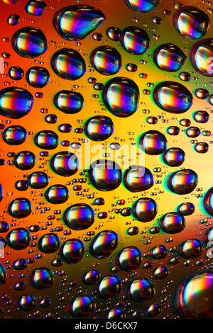 Waterdrops macro fond multicolore propre Banque D'Images