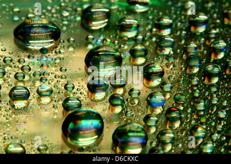 Waterdrops macro fond multicolore propre Banque D'Images