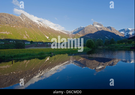 Reflet des montagnes couvertes de neige dans une rivière, Fjords Ouest, Norvège, Scandinavie, Europe Banque D'Images