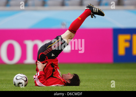 MUNICH, ALLEMAGNE - 8 JUIN : Joachim Löw, entraîneur adjoint allemand, se prépare à la séance d'entraînement officielle allemande la veille du match d'ouverture de la Coupe du monde de la FIFA à l'Allianz Arena le 8 juin 2006 à Munich, en Allemagne. Usage éditorial exclusif. (Photographie de Jonathan Paul Larsen / Diadem images) Banque D'Images