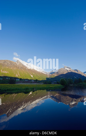 Reflet des montagnes couvertes de neige dans une rivière, Fjords Ouest, Norvège, Scandinavie, Europe Banque D'Images