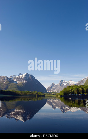 Reflet des montagnes couvertes de neige dans une rivière, Andalsnes, Fjords Ouest, Norvège, Scandinavie, Europe Banque D'Images