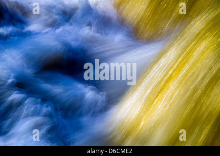 Bleu et jaune sur une chute d'eau Banque D'Images