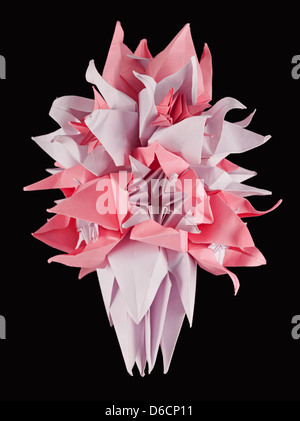 Papier blanc rose origami kusudama isolated on black Banque D'Images