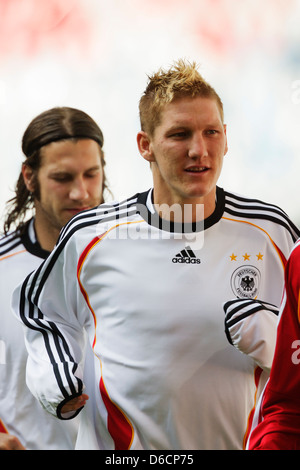 MUNICH, ALLEMAGNE - 8 JUIN : Bastian Schweinsteiger (d) et Torsten Frings (l) s'échauffent lors de la séance d'entraînement officielle allemande, la veille du match d'ouverture de la Coupe du monde de la FIFA à l'Allianz Arena, le 8 juin 2006 à Munich, en Allemagne. Usage éditorial exclusif. (Photographie de Jonathan Paul Larsen / Diadem images) Banque D'Images