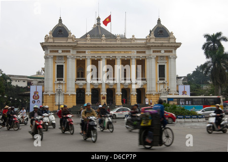 Grand angle horizontal de l'Opéra, Nhà hát lớn Hà Nội, dans le centre de Hanoi. Banque D'Images