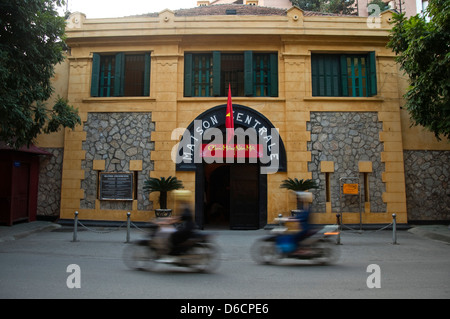 Street View de l'horizontale à l'extérieur du Musée de la prison Hoa Lo, Hỏa Lò Prison à Hanoï. Banque D'Images