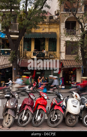 Vue verticale de lots de cyclomoteurs, le moyen de transport au Vietnam en stationnement sur le côté de la route. Banque D'Images