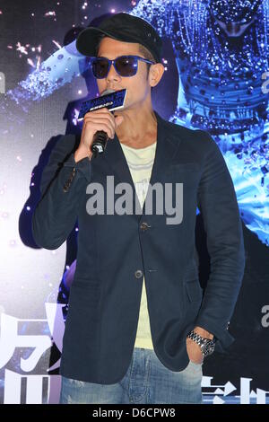 Aaron Kwok a célébré avec des équipages qui se consacrent à son themselve concert à Hong Kong, Chine, le lundi 15 avril 2013. Banque D'Images