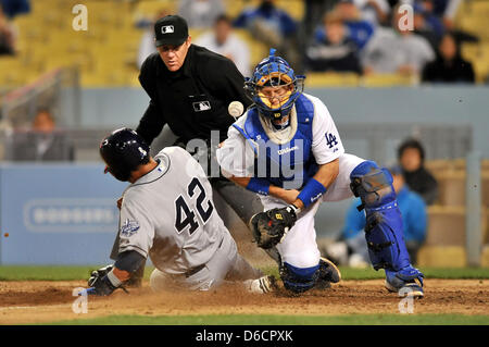 15 avril 2013 - Los Angeles, CA, États-Unis d'Amérique - 15 avril 2013 Los Angeles, CA.San Diego Padres shortstop Everth Cabrera # 42 diapos de frapper la balle de lâche le receveur des Dodgers de Los Angeles, A.J. Ellis # 42 de marquer en toute sécurité comme MLB Home Arbitre Paul Schrieber # 42 est sur le jeu dans le haut de la 9ème manche de la Ligue majeure de baseball pendant les match entre les Dodgers de Los Angeles et San Diego Padres au Dodger Stadium comme Jackie Robinson Day est célébré comme chaque joueur porte le numéro 42 à l'honneur des Dodgers de Los Angeles, ex-freat Jackie Robinson..Les San Diego Padres, défaire le Banque D'Images