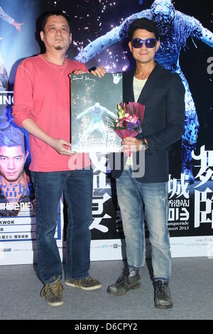 Aaron Kwok a célébré avec des équipages qui se consacrent à son themselve concert à Hong Kong, Chine, le lundi 15 avril 2013. Banque D'Images