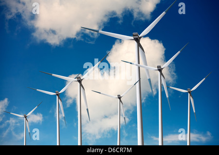 Éoliennes sur ciel bleu Banque D'Images
