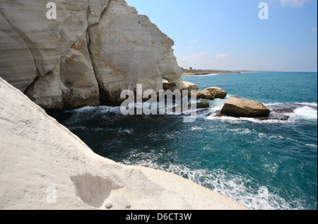 Les falaises de craie blanche de Rosh ha-Hanikra Banque D'Images