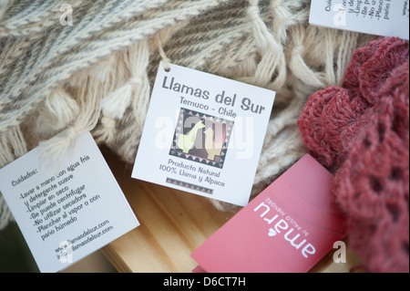 Les produits fabriqués à partir de laine "Llamas del Sur", une ferme d'élevage de lamas et alpagas situé à environ 30 km à l'est de Temuco au Chili Banque D'Images