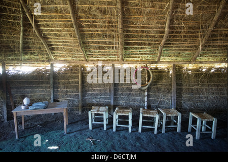 Articles de pierre à l'intérieur d'une cabane de chaume sud-américains traditionnels dans un pâturage sur une ferme à l'est de Temuco au Chili Banque D'Images