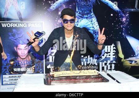 Aaron Kwok a célébré avec des équipages qui se consacrent à son themselve concert à Hong Kong, Chine, le lundi 15 avril 2013. Banque D'Images