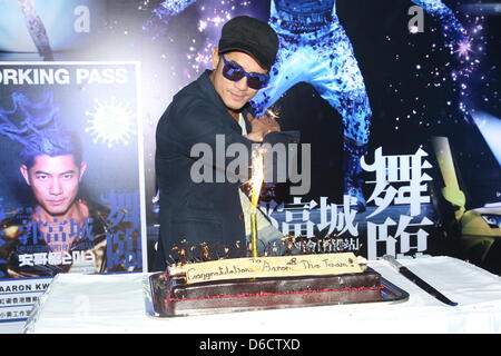 Aaron Kwok a célébré avec des équipages qui se consacrent à son themselve concert à Hong Kong, Chine, le lundi 15 avril 2013. Banque D'Images