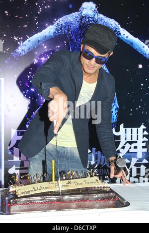 Aaron Kwok a célébré avec des équipages qui se consacrent à son themselve concert à Hong Kong, Chine, le lundi 15 avril 2013. Banque D'Images