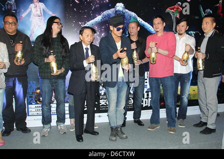 Aaron Kwok a célébré avec des équipages qui se consacrent à son themselve concert à Hong Kong, Chine, le lundi 15 avril 2013. Banque D'Images