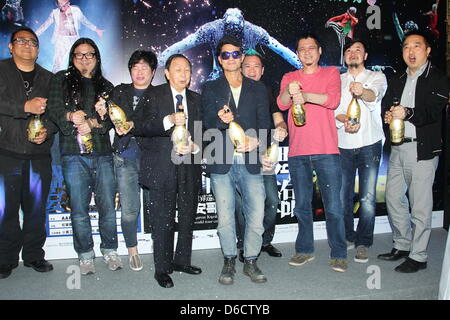 Aaron Kwok a célébré avec des équipages qui se consacrent à son themselve concert à Hong Kong, Chine, le lundi 15 avril 2013. Banque D'Images