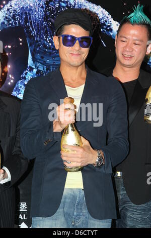 Aaron Kwok a célébré avec des équipages qui se consacrent à son themselve concert à Hong Kong, Chine, le lundi 15 avril 2013. Banque D'Images