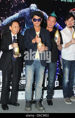 Aaron Kwok a célébré avec des équipages qui se consacrent à son themselve concert à Hong Kong, Chine, le lundi 15 avril 2013. Banque D'Images