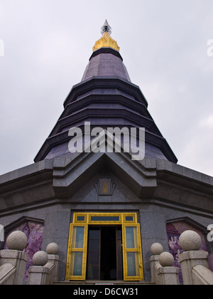 Phra Mahathat temple Doi Intanon Napapolphumisiri sur la montagne, Chiang Mai, Thaïlande. Banque D'Images