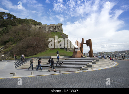 Sculpture sur la promenade Paseo Nuevo par Jorge Oteiza intitulé 'vide' de la construction à San Sebastian, Donostia, Pays Basque, Espagne Banque D'Images