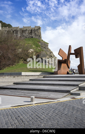 Sculpture sur la promenade Paseo Nuevo par Jorge Oteiza intitulé 'vide' de la construction à San Sebastian, Donostia, Pays Basque, Espagne Banque D'Images