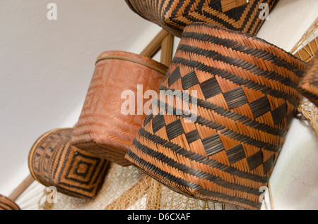 Le Brésil, l'Amazonie, Manaus, Musée indien. Les Indiens autochtones traditionnels et des paniers tissés reed grass. Banque D'Images