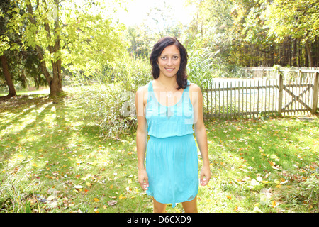 Girl standing in jardin d'automne Banque D'Images