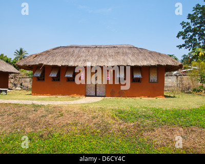 Une maison d'adobe sur champ vert et bleu ciel à Pai, Mae Hong Son, Thaïlande Banque D'Images