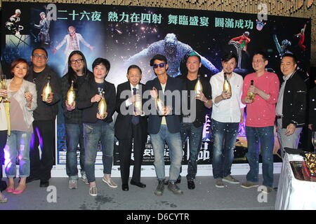 Aaron Kwok a célébré avec des équipages qui se consacrent à son themselve concert à Hong Kong, Chine, le lundi 15 avril 2013. Banque D'Images