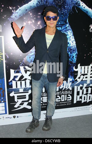 Aaron Kwok a célébré avec des équipages qui se consacrent à son themselve concert à Hong Kong, Chine, le lundi 15 avril 2013. Banque D'Images