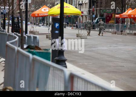 Boston, MA, USA 16 avril 2013 Boylston Street est complètement abandonnée à l'exception des militaires et autres fonctionnaires de la journée après les explosions ont eu lieu. Credit : SHAUN RAMSAY/Alamy Live News Banque D'Images