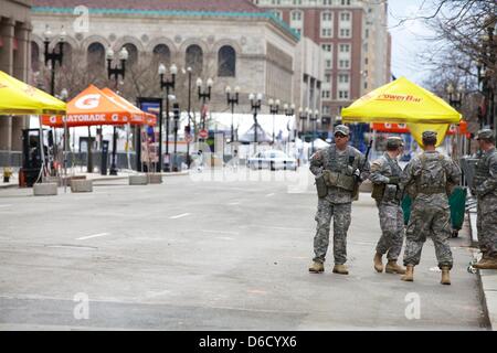 Boston, MA, USA 16 avril 2013 Boylston Street est complètement abandonnée à l'exception des militaires et autres fonctionnaires de la journée après les explosions ont eu lieu. Credit : SHAUN RAMSAY/Alamy Live News Banque D'Images