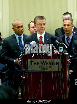 16 avril 2013 - Boston, Massachusetts, United States - Agent Spécial du FBI en charge Richard DesLauriers aborde les médias au cours de la conférence de presse liée à l'explosion du Marathon de Boston qui s'est tenue à l'hôtel Westin. Anthony Nesmith/CSM Banque D'Images