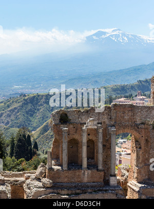 L'ancien théâtre (Teatro Antico) dans la région de Taormina, construit dans le style grec, mais probablement par les Romains, l'Etna derrière. Banque D'Images