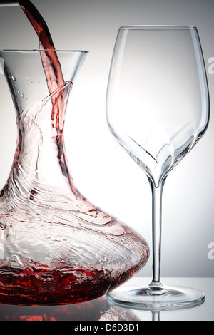 Verser le vin dans la carafe Banque D'Images