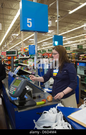 Sterling Heights, Michigan - personnel d'un travailleur à un commander lane un magasin Walmart. Banque D'Images