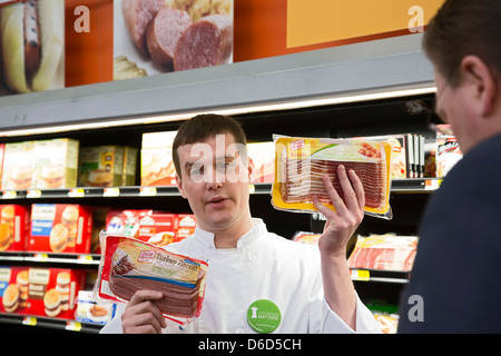 Jake Williams dirige un atelier de cuisine "Questions" dans la section d'épicerie d'un magasin Walmart. Banque D'Images