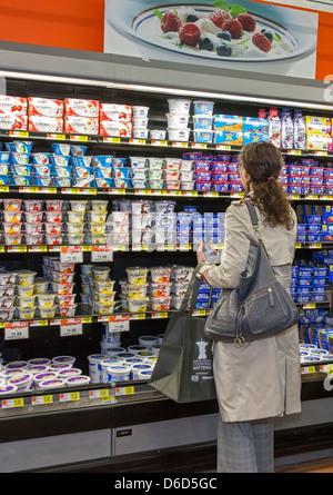 Sterling Heights, Michigan - une femme boutiques dans la section d'épicerie d'un magasin Walmart. Banque D'Images