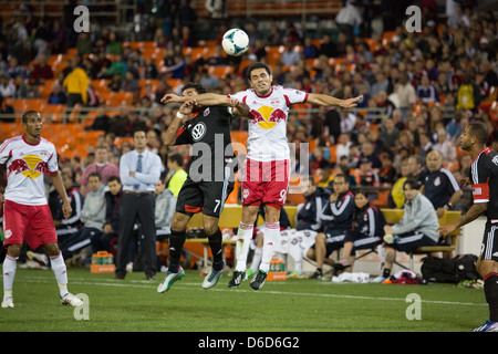 13 avril 2013 NY4 New York Red Bulls Fabio Espinola (9) défis (7) de Rosario pour l'en-tête. Banque D'Images