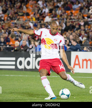 13 avril 2013 NY4 New York Red Bulls de Thierry Henry en avant (14) Henry définit de traverser la balle dans la zone de but. Banque D'Images