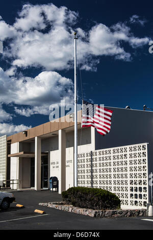 Le drapeau américain en berne, les mouches à l'extérieur de l'US Post Office, à San Lorenzo, en Californie, plus de 3 000 kilomètres de Boston (Massachusetts) et l'attentat du Marathon de Boston. Banque D'Images