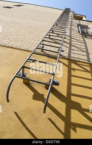 Échapper à l'incendie sur un mur Banque D'Images