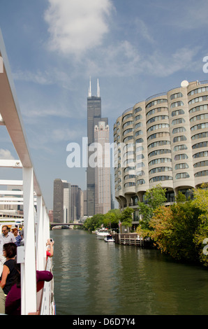 L'Illinois, à Chicago. Le centre-ville de Chicago River vue sur l'horizon de la Willis Tower (aka la Sears Tower) vu de bateau. Banque D'Images