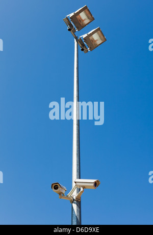 Surveillance Camera sur pôle lumière dans parking Banque D'Images