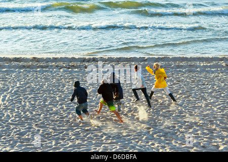 Les amis sur la plage Banque D'Images
