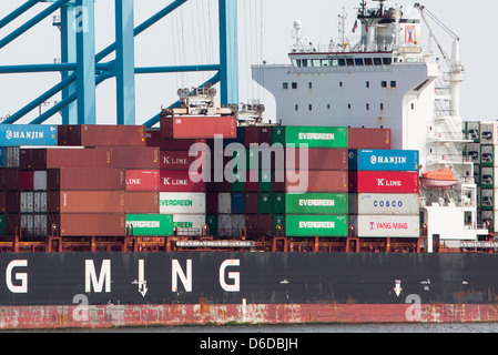 Une expédition par conteneur terminal du Port de Virginie à Norfolk. Banque D'Images